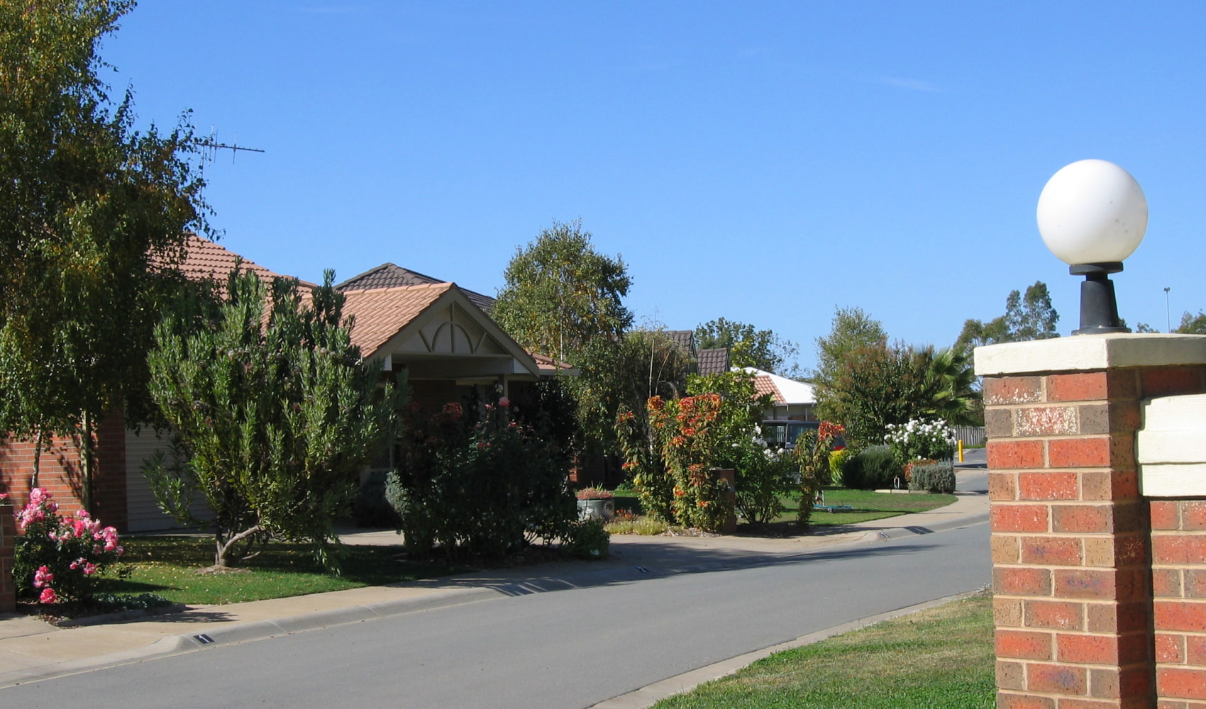 An outside view of Gwandalan Court Retirement Village on a sunny day. 